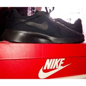 Women’s black nike sneakers